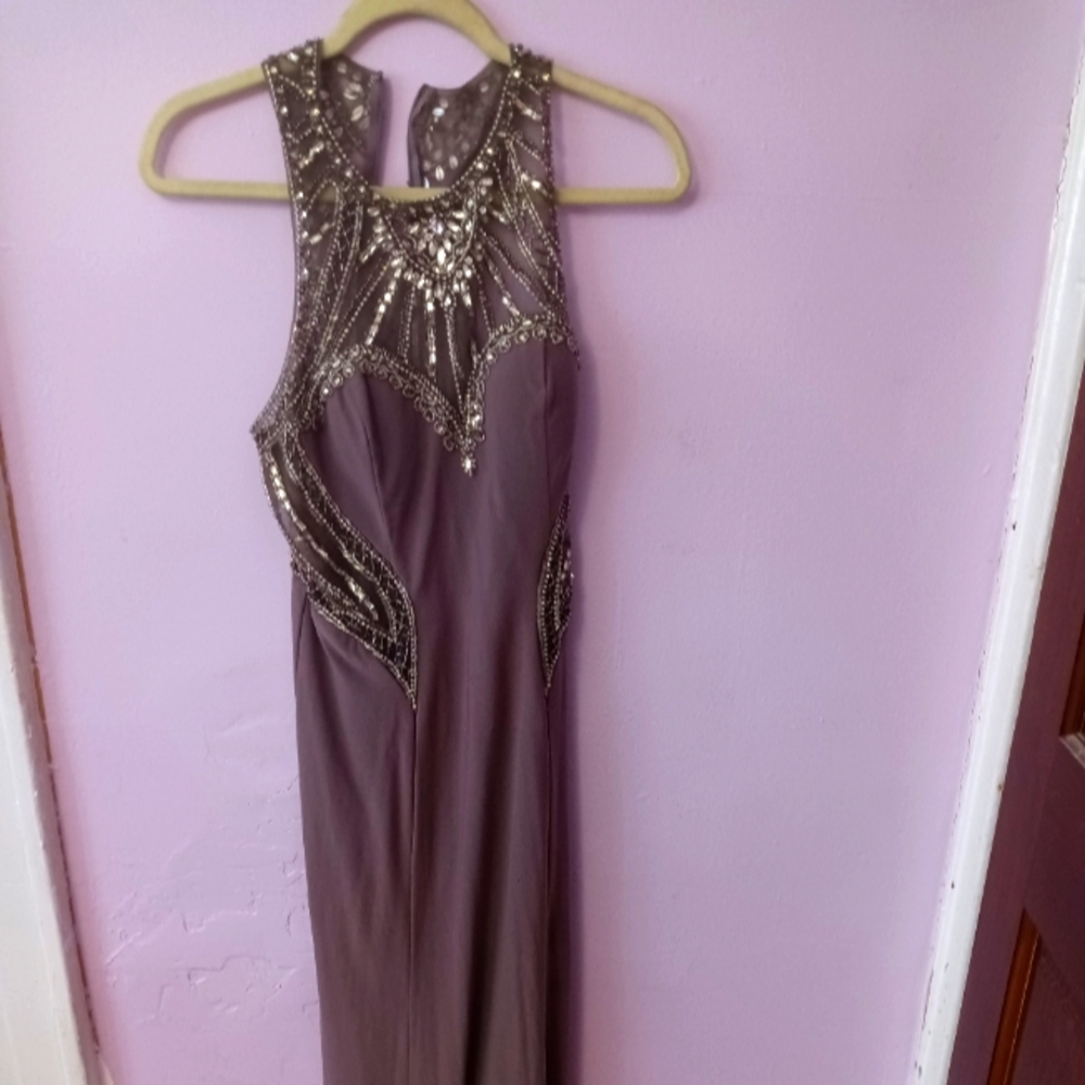 I m selling cachet prom dress